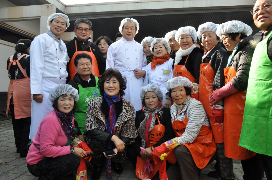 한국근우회 남해군지회 회원들이 행사에 참여한 새누리당 김무성 당대표, 한국근우회 이희자 회장과 기념촬영을 하고 있다.